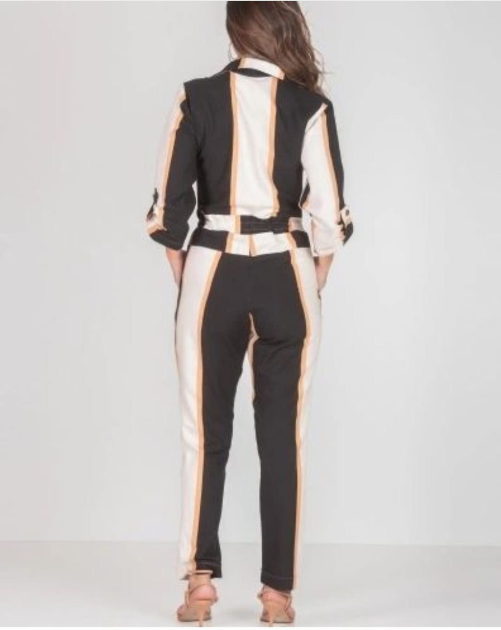 Macacão em linho listrado em preto, nude e marrom - M