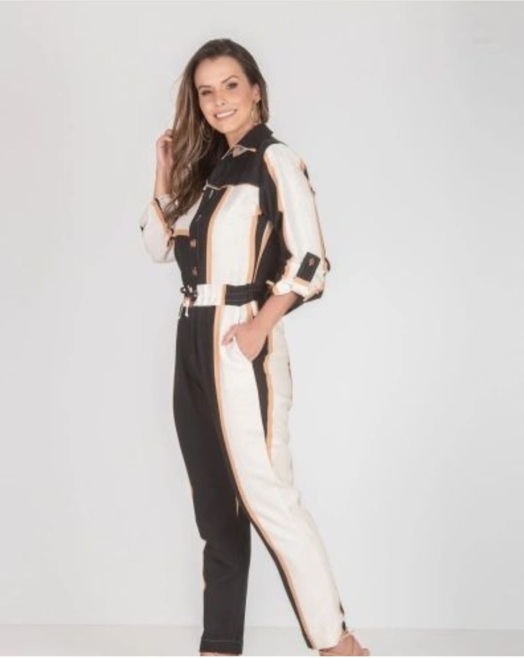 Macacão em linho listrado em preto, nude e marrom - M