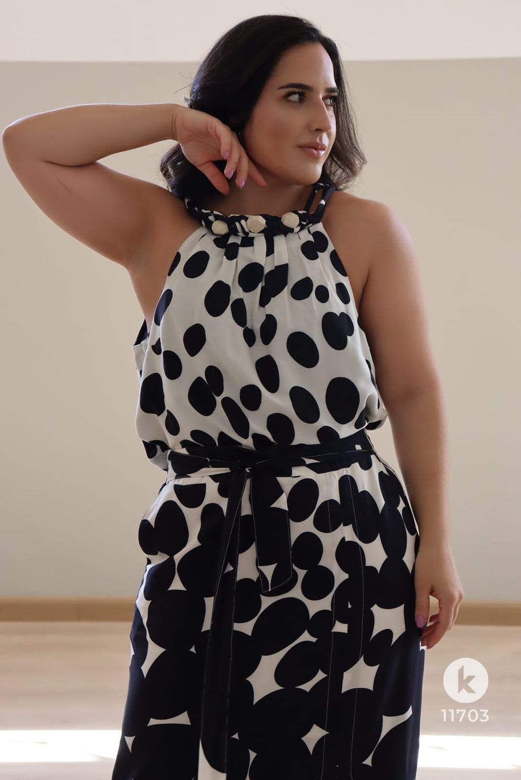 Conjunto de saia midi e blusa com estampa de poás