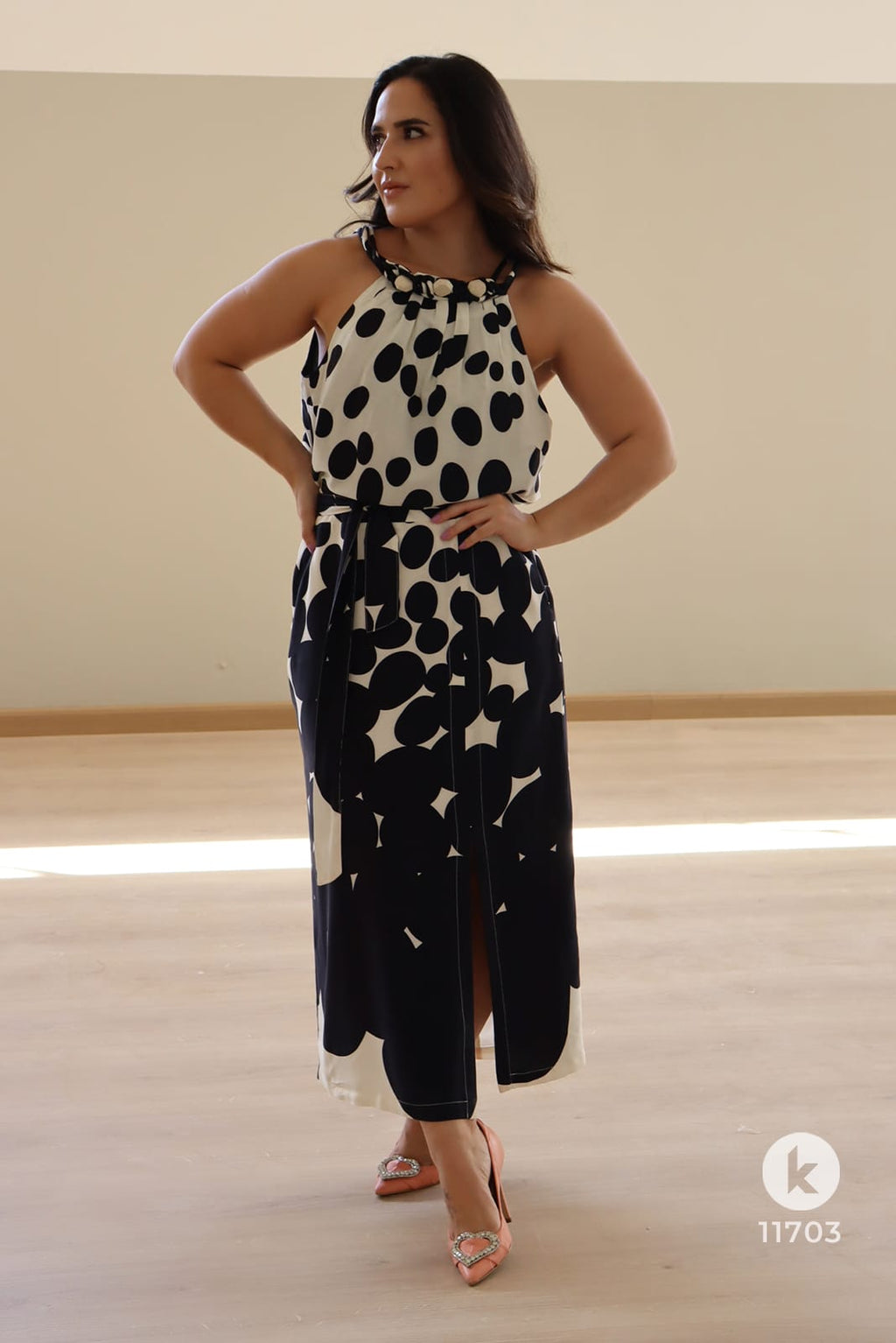 Conjunto de saia midi e blusa com estampa de poás