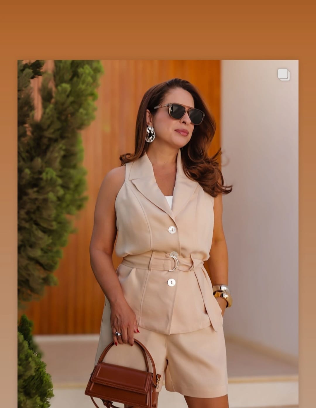 Conjunto de bermuda e colete em alfaiataria na cor bege - M