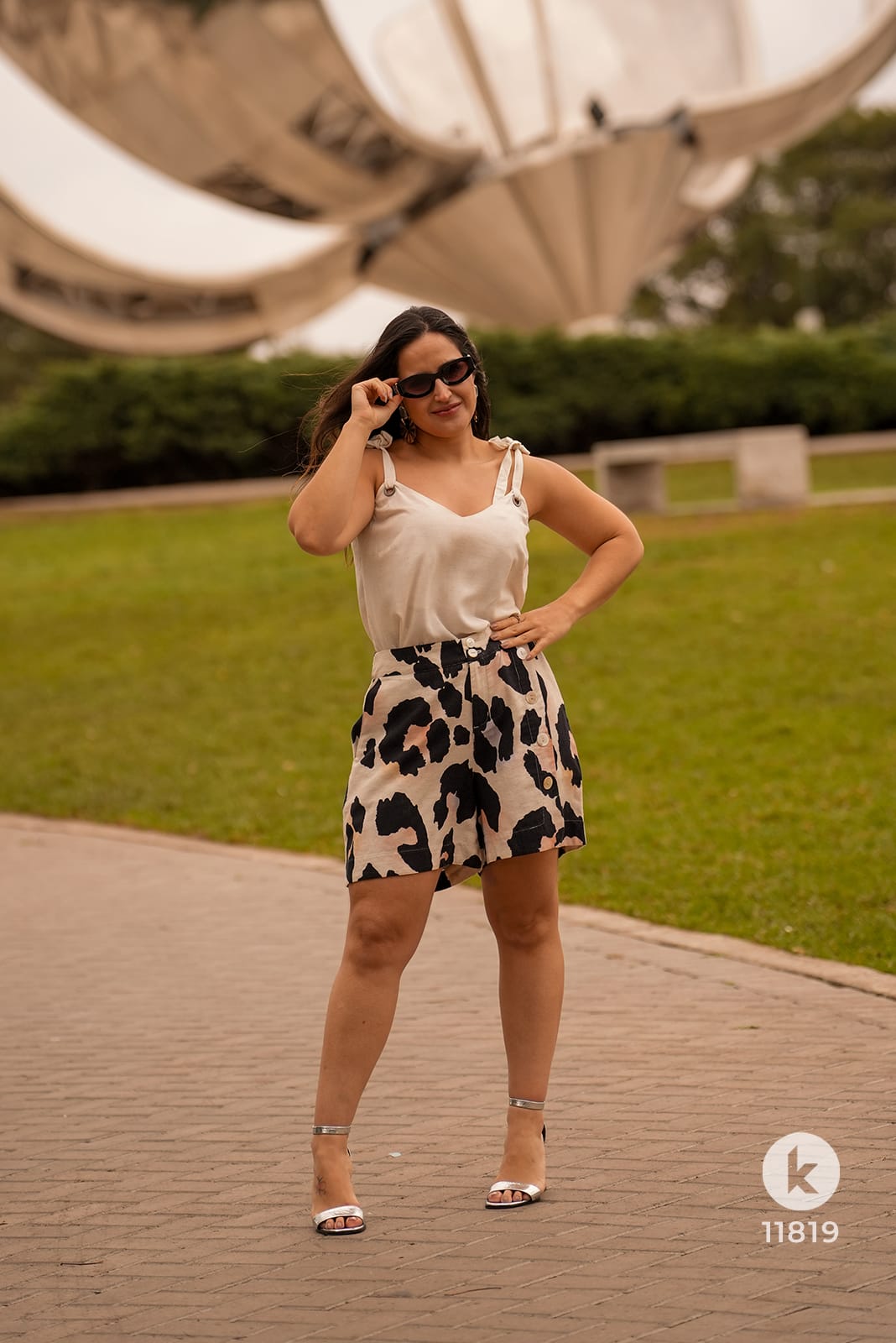 Conjunto de bermuda de onça estilizada e blusa bege - P