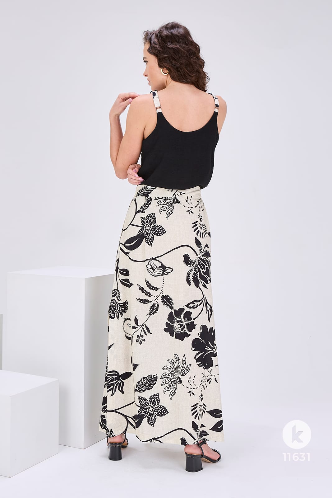 Conjunto de saia estampada e blusa preta em viscose