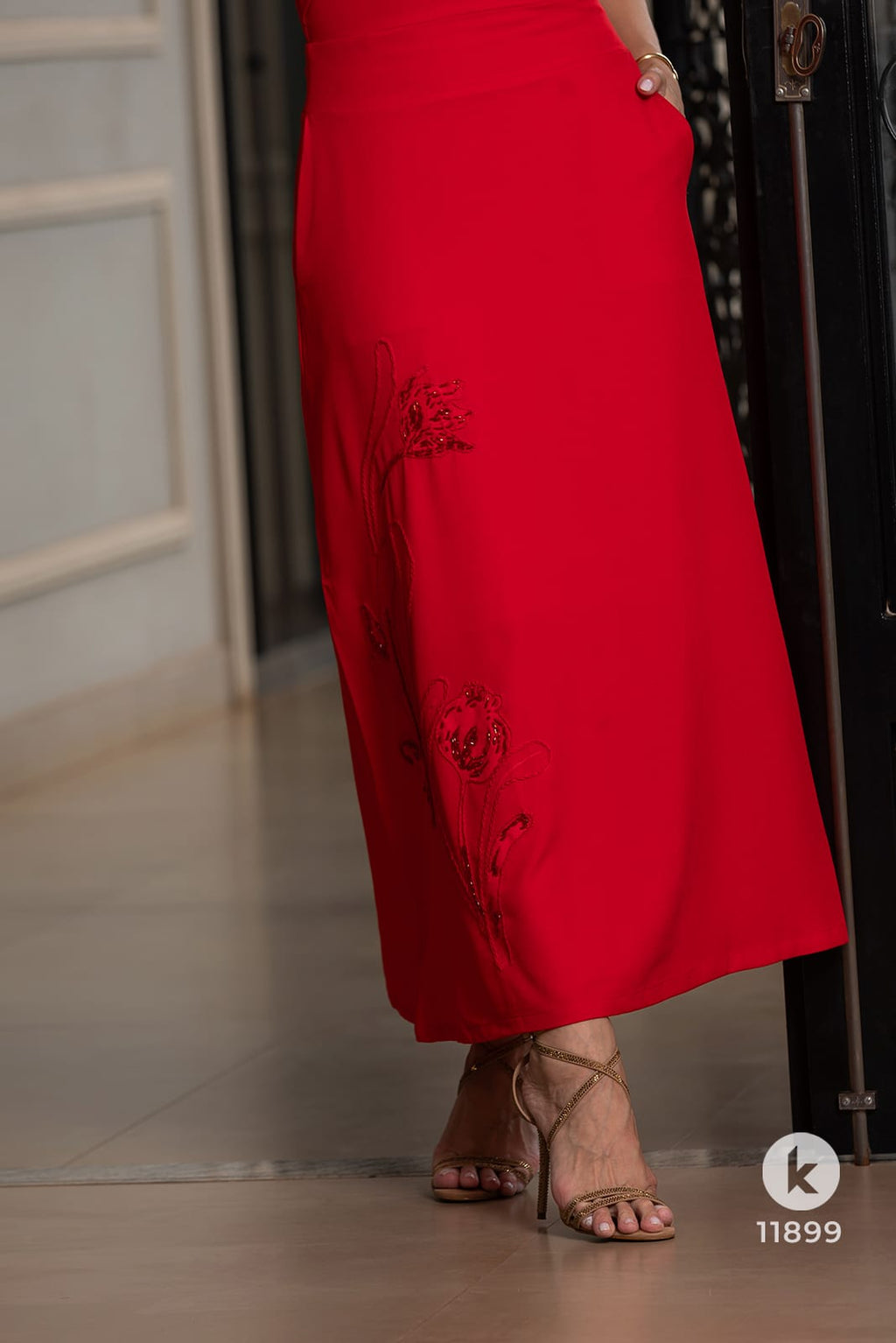 Vestido vermelho alças com bordado na saia - P