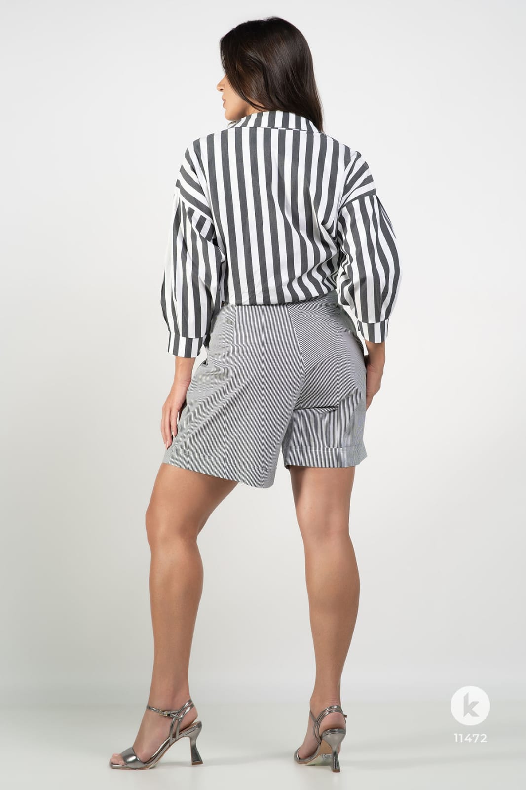 Conjunto de bermuda e blusa listrada de cinza