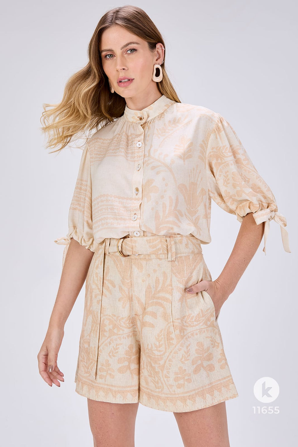 Conjunto de bermuda em linho e blusa estampada