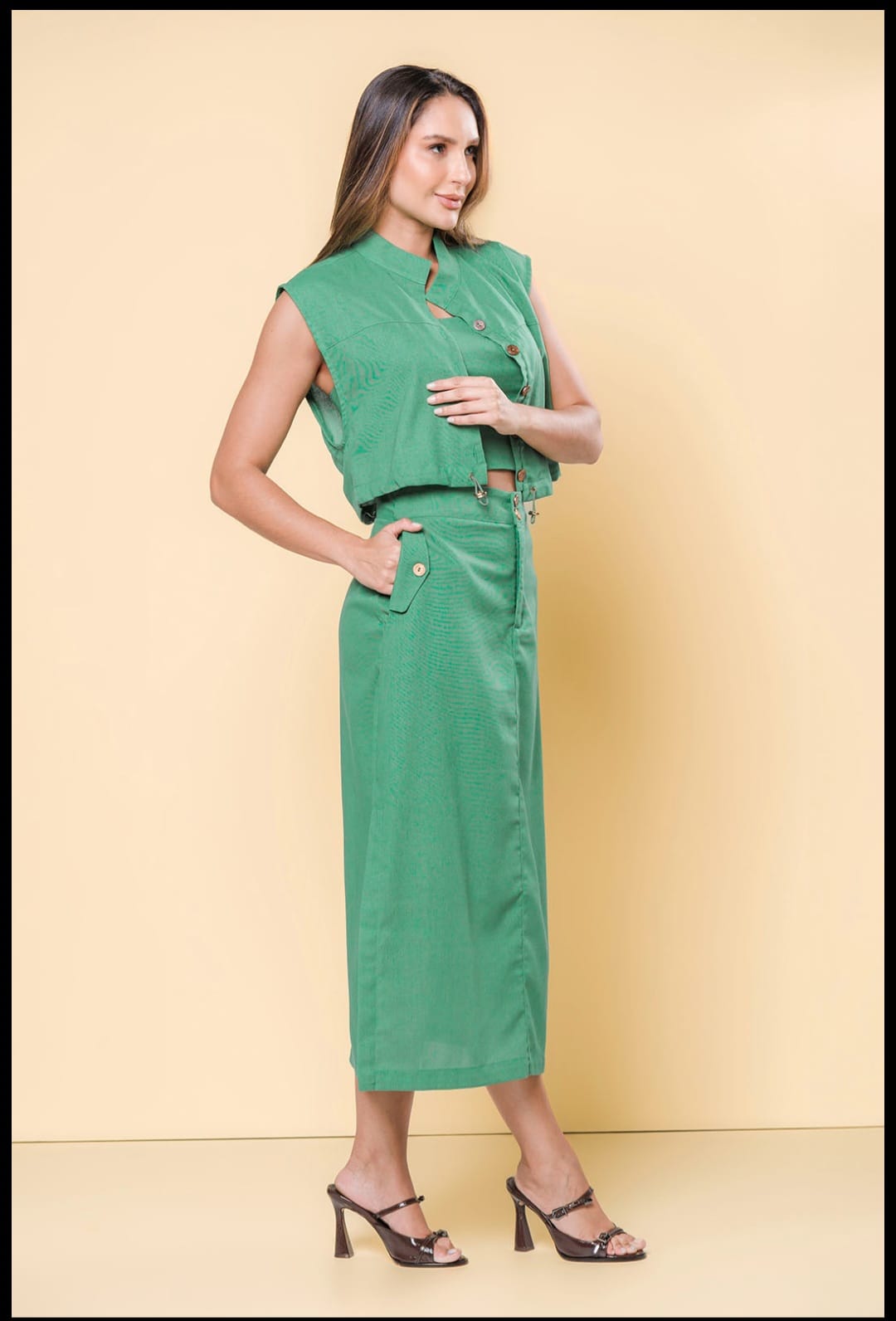 Conjunto de saia, cropped e colete - G