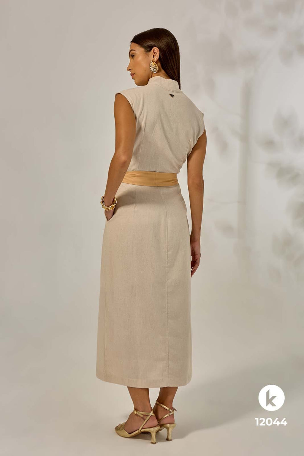 Vestido bege claro com cinto bege escuro