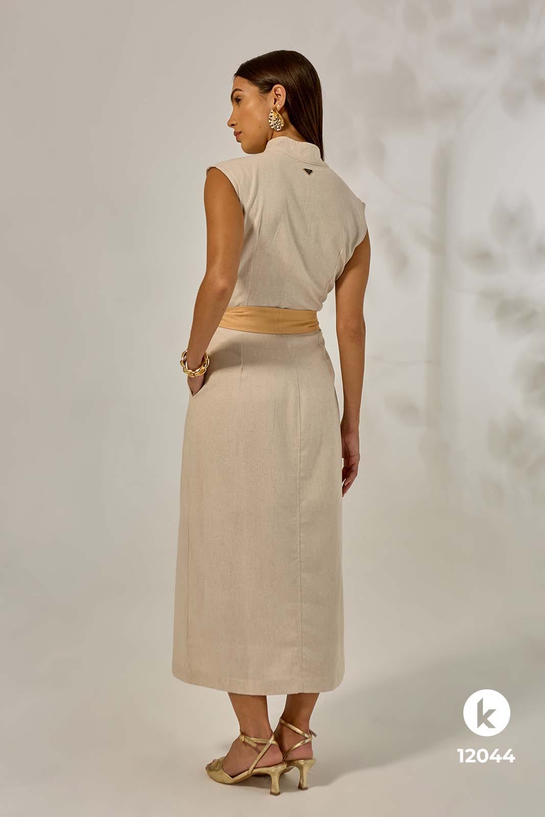 Vestido bege claro com cinto bege escuro