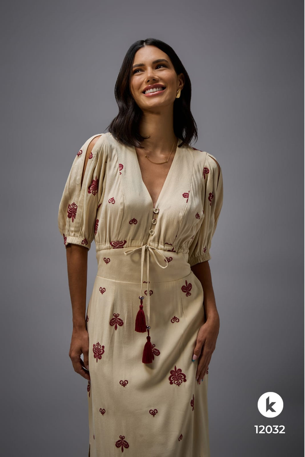 Vestido bege de manga bordado