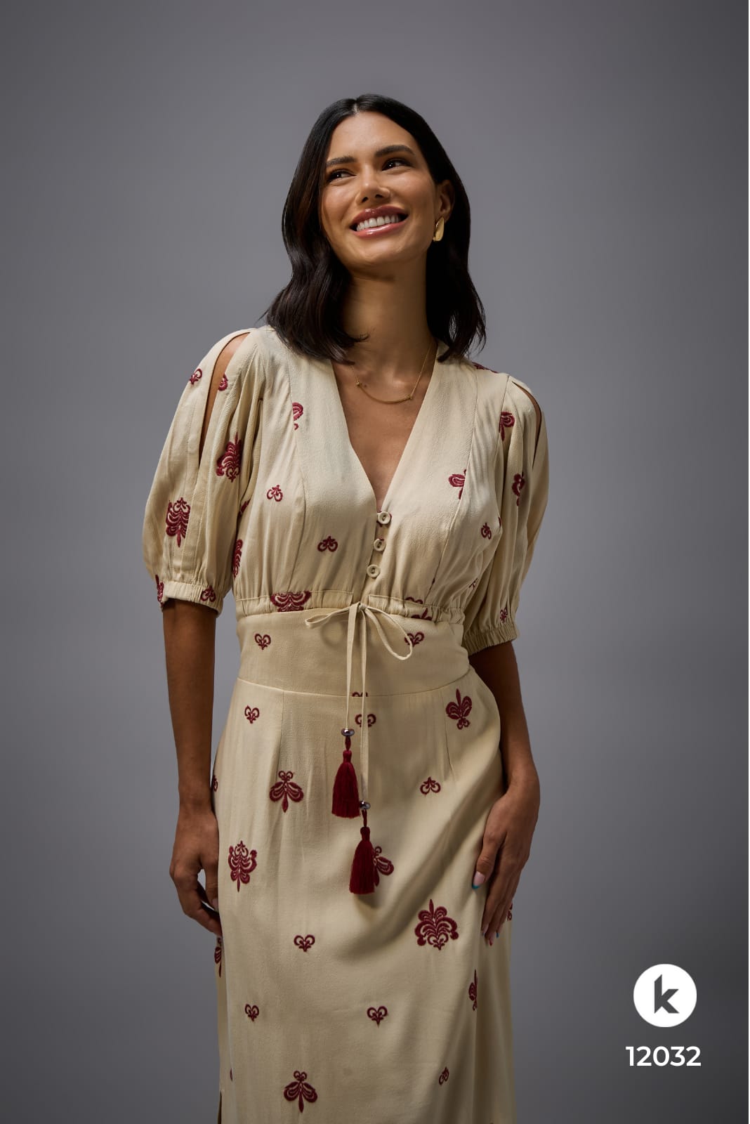 Vestido bege de manga bordado