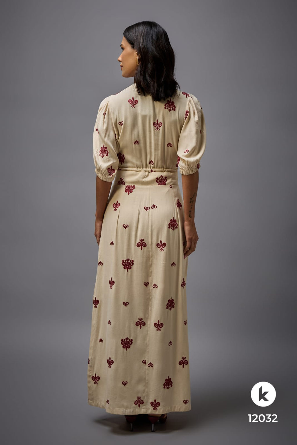 Vestido bege de manga bordado