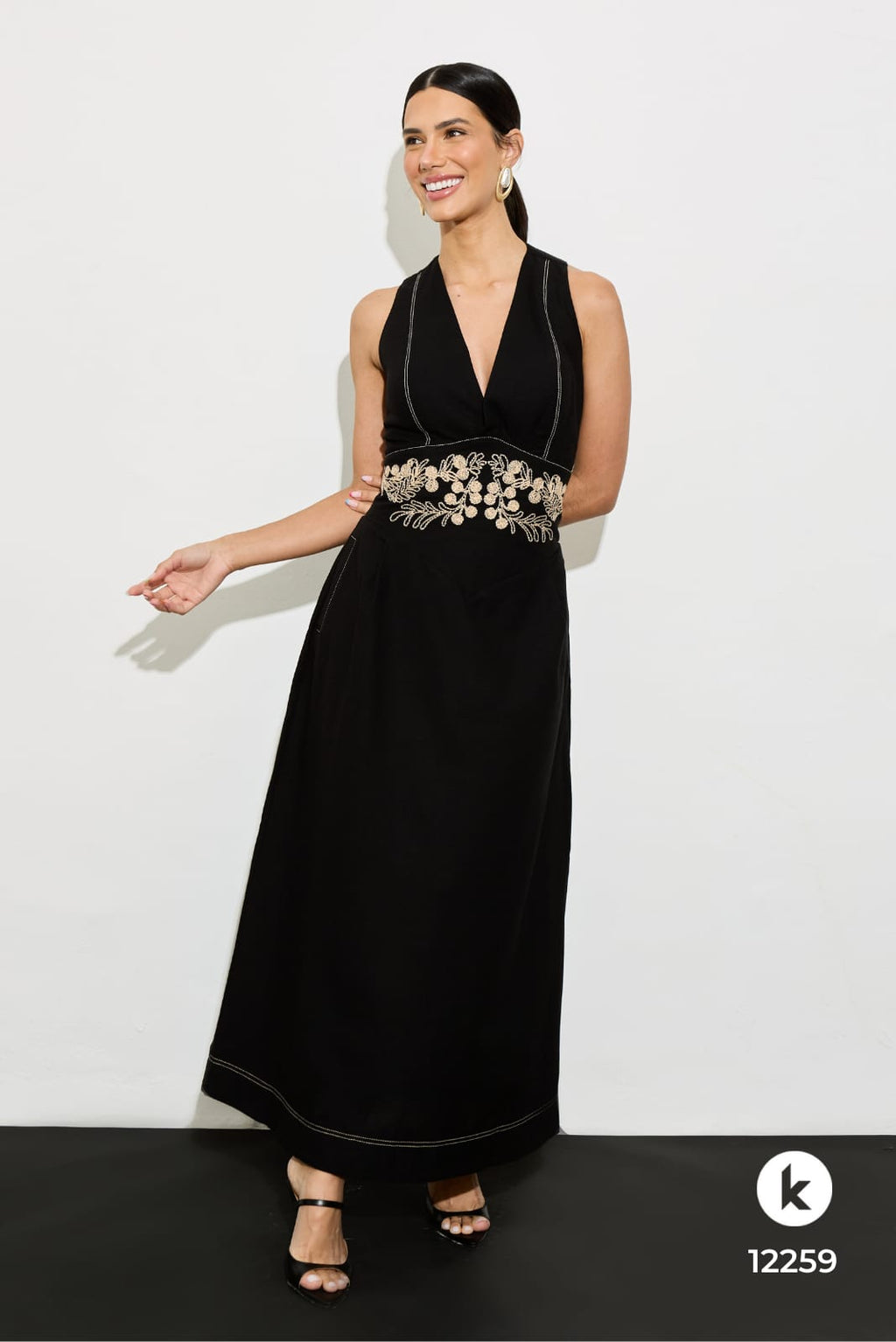 Vestido preto em linho bordado