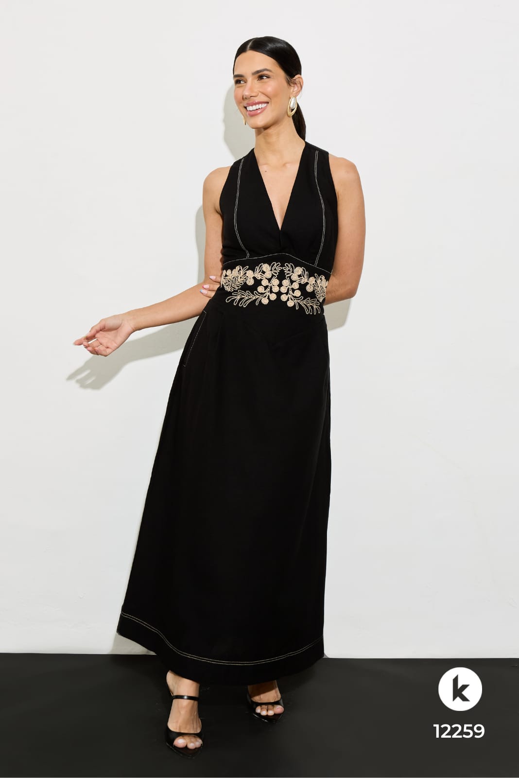 Vestido preto em linho bordado