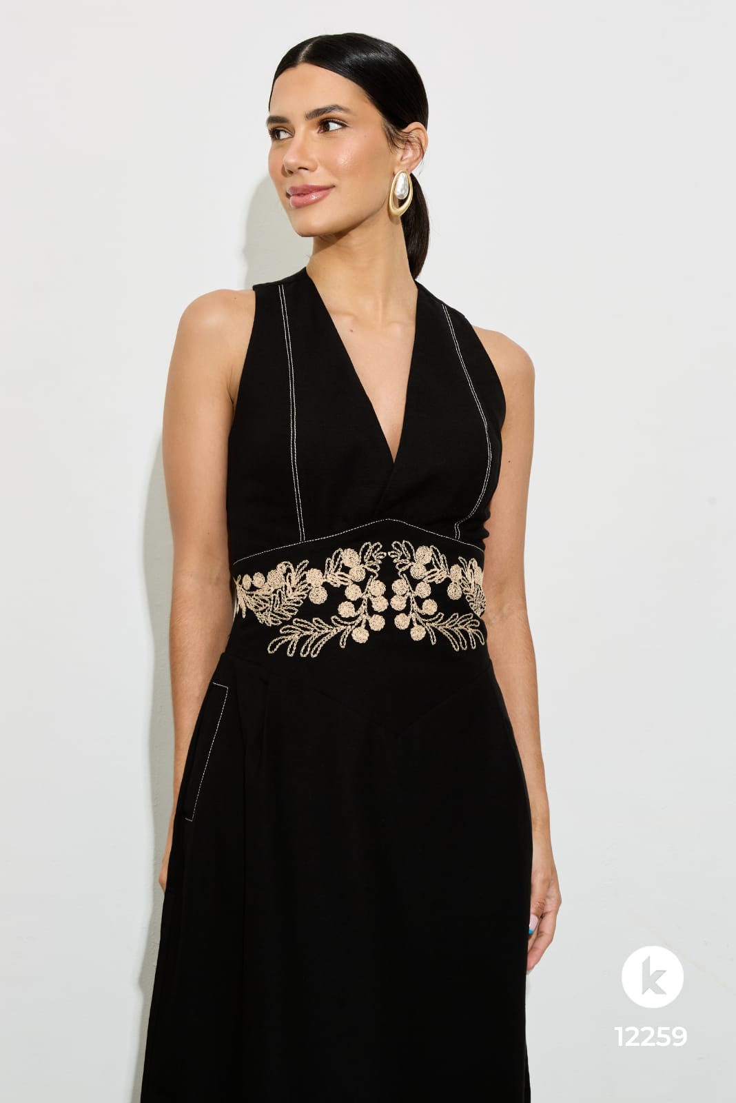 Vestido preto em linho bordado