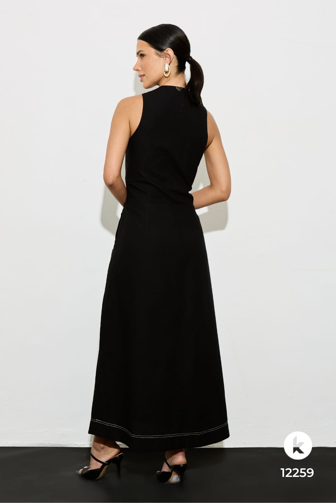 Vestido preto em linho bordado