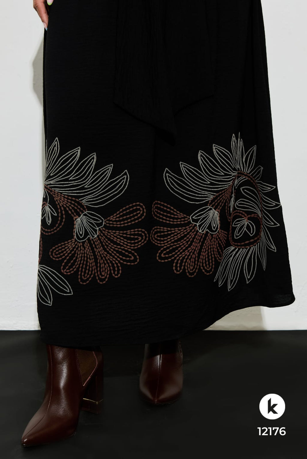 Vestido preto com bordado na barra - GG