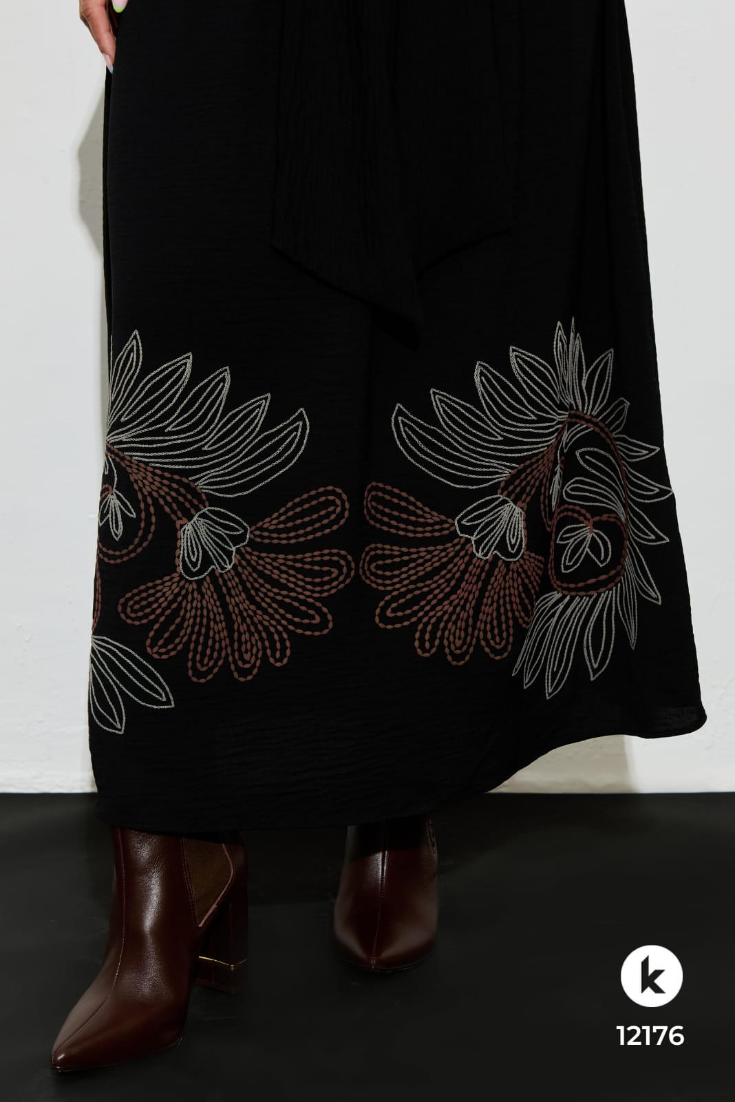 Vestido preto com bordado na barra - GG