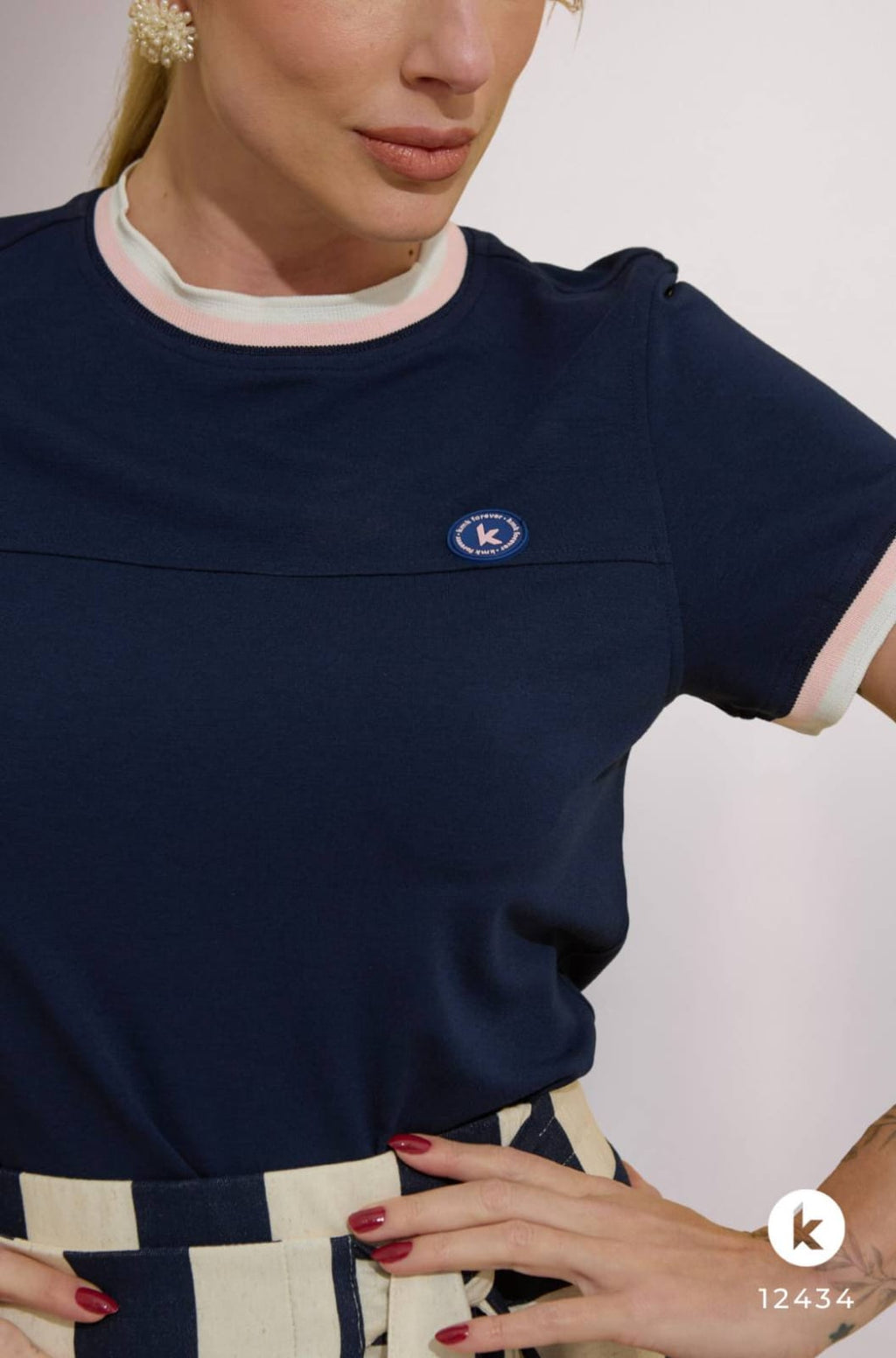 Conjunto de saia listrada e blusa em malha azul marinho