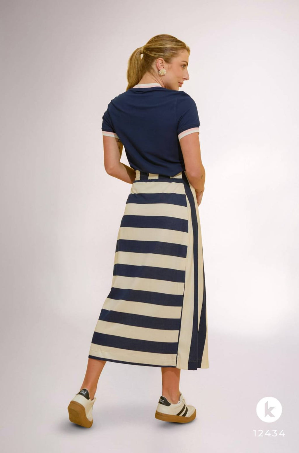 Conjunto de saia listrada e blusa em malha azul marinho