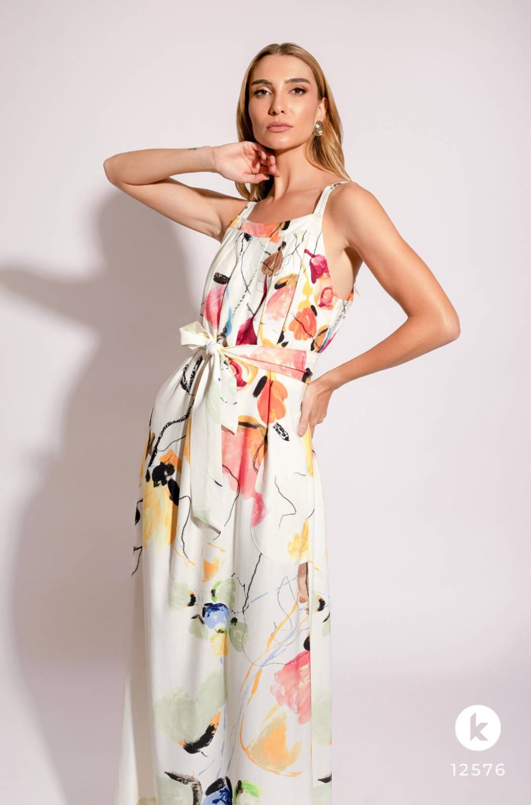 Vestido branco estampado aquarelado com alças