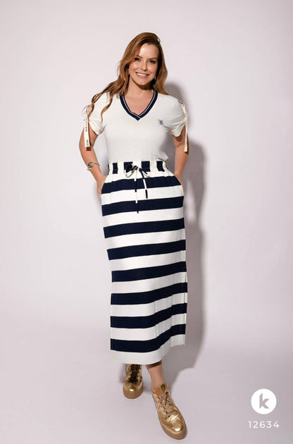 Conjunto de saia listrada em azul e blusa bege em malha