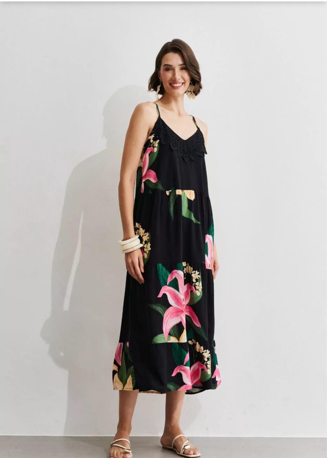 Vestido preto estampado com alças finas