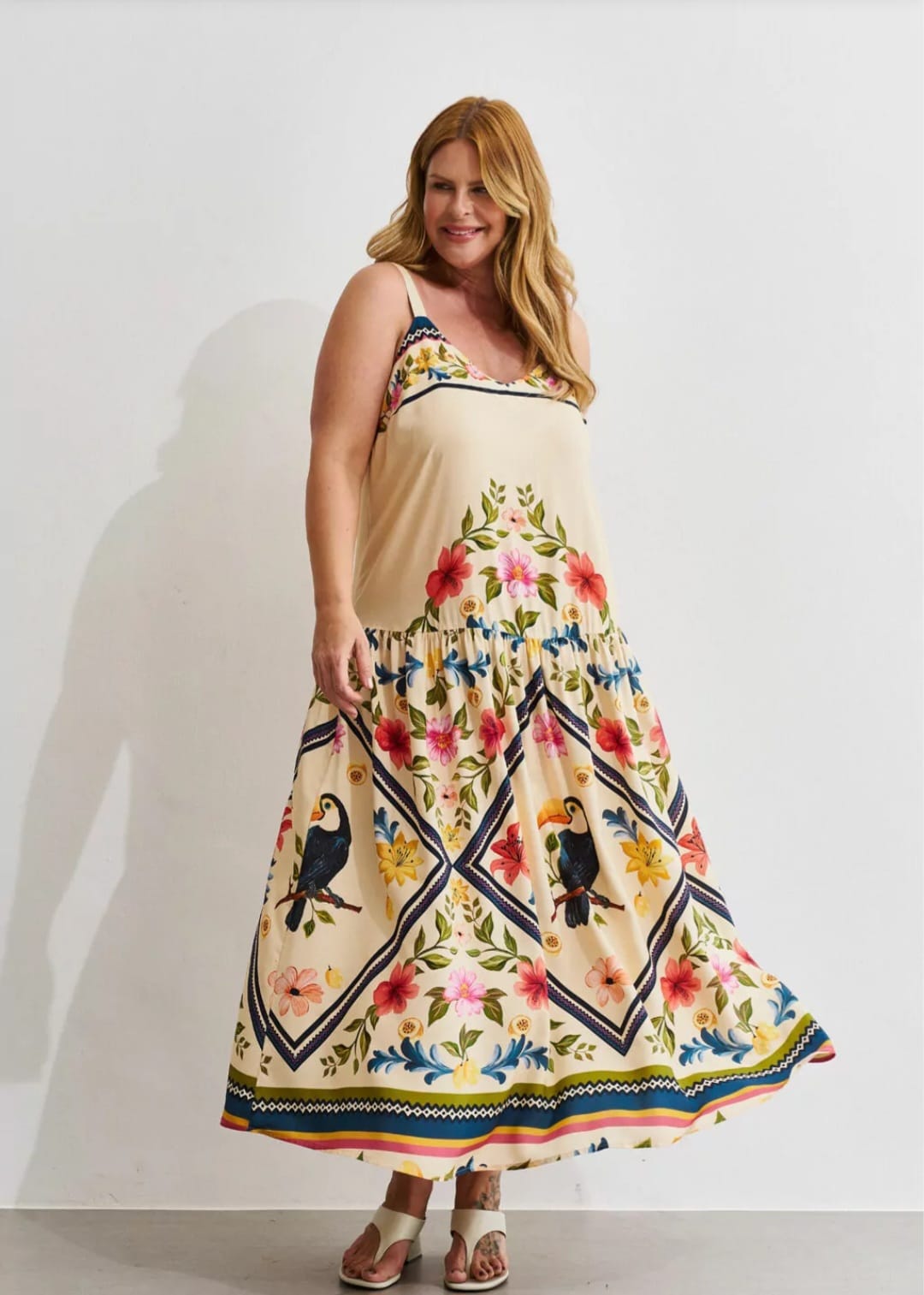 Vestido amarelo estampado cintura baixa