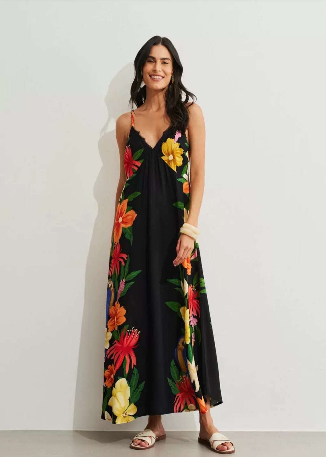 Vestido preto estampado com renda no decote