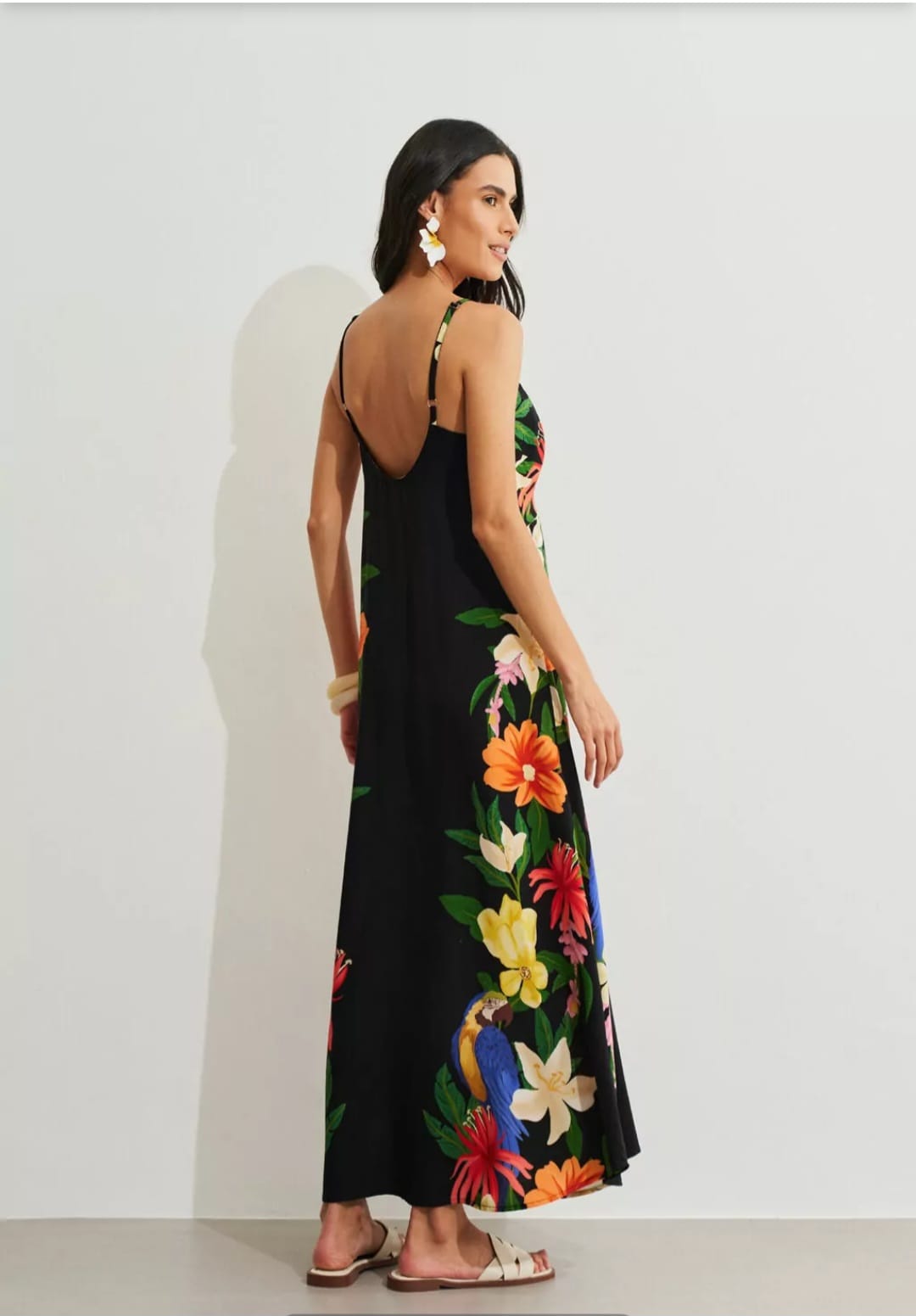 Vestido preto estampado com renda no decote