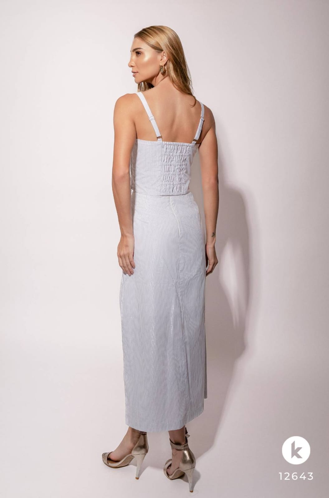 Conjunto de saia e cropped off white listrado