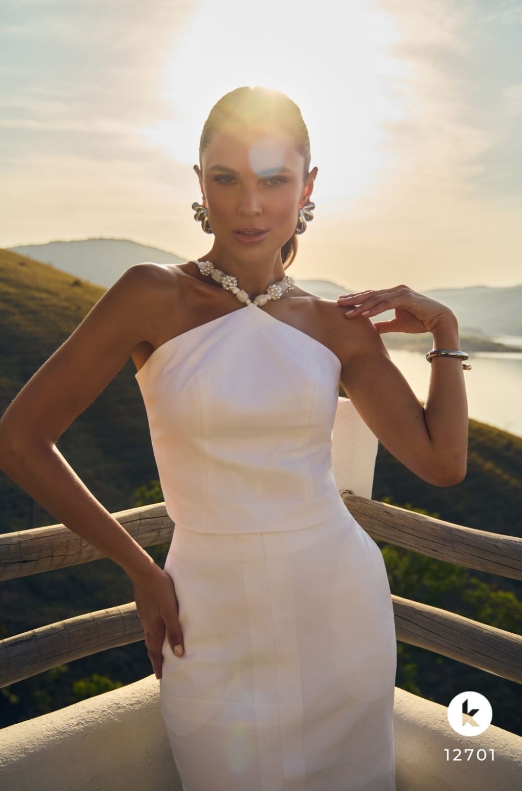 Conjunto de saia e cropped com alças em pedraria