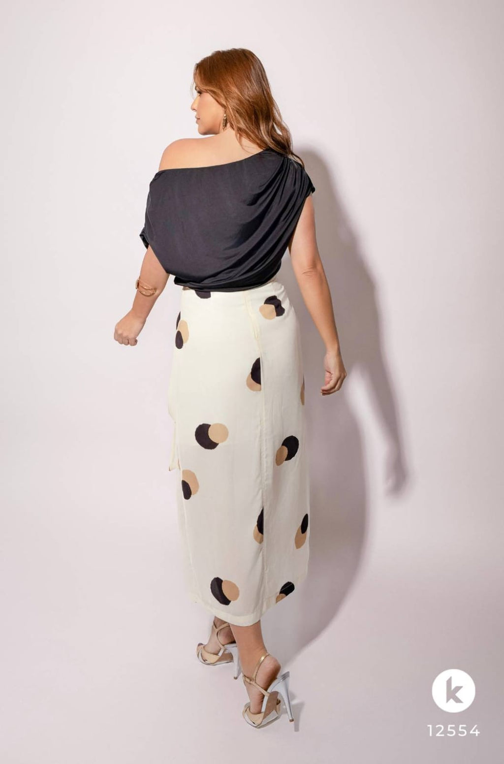 Conjunto de saia em poás e blusa em jersey preta