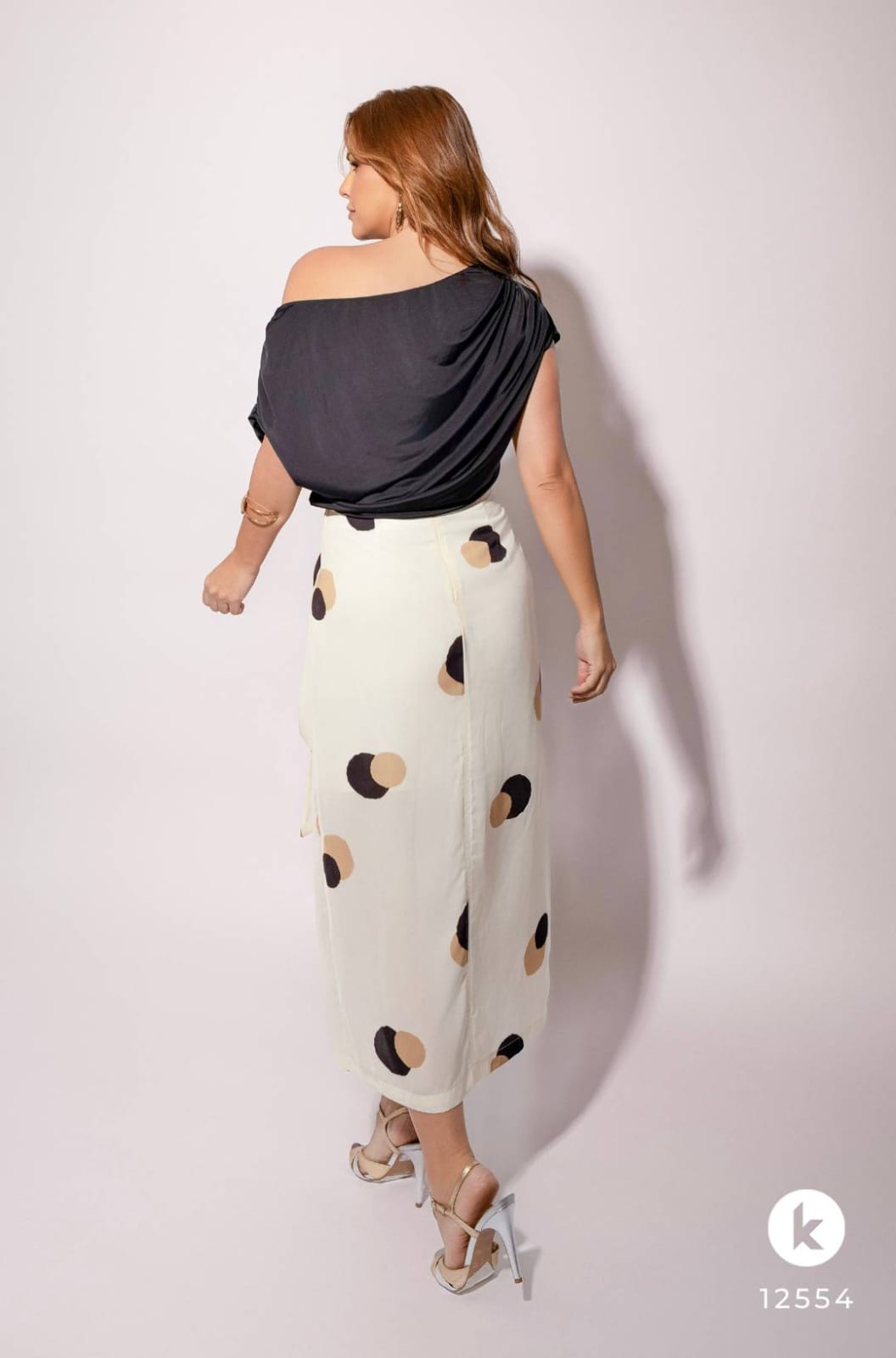 Conjunto de saia em poás e blusa em jersey preta