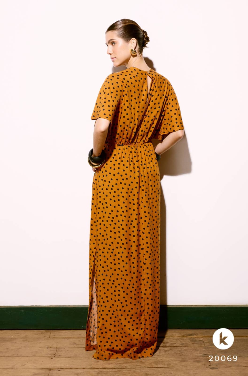 Vestido em viscose mostarda com poás azul marinho - G