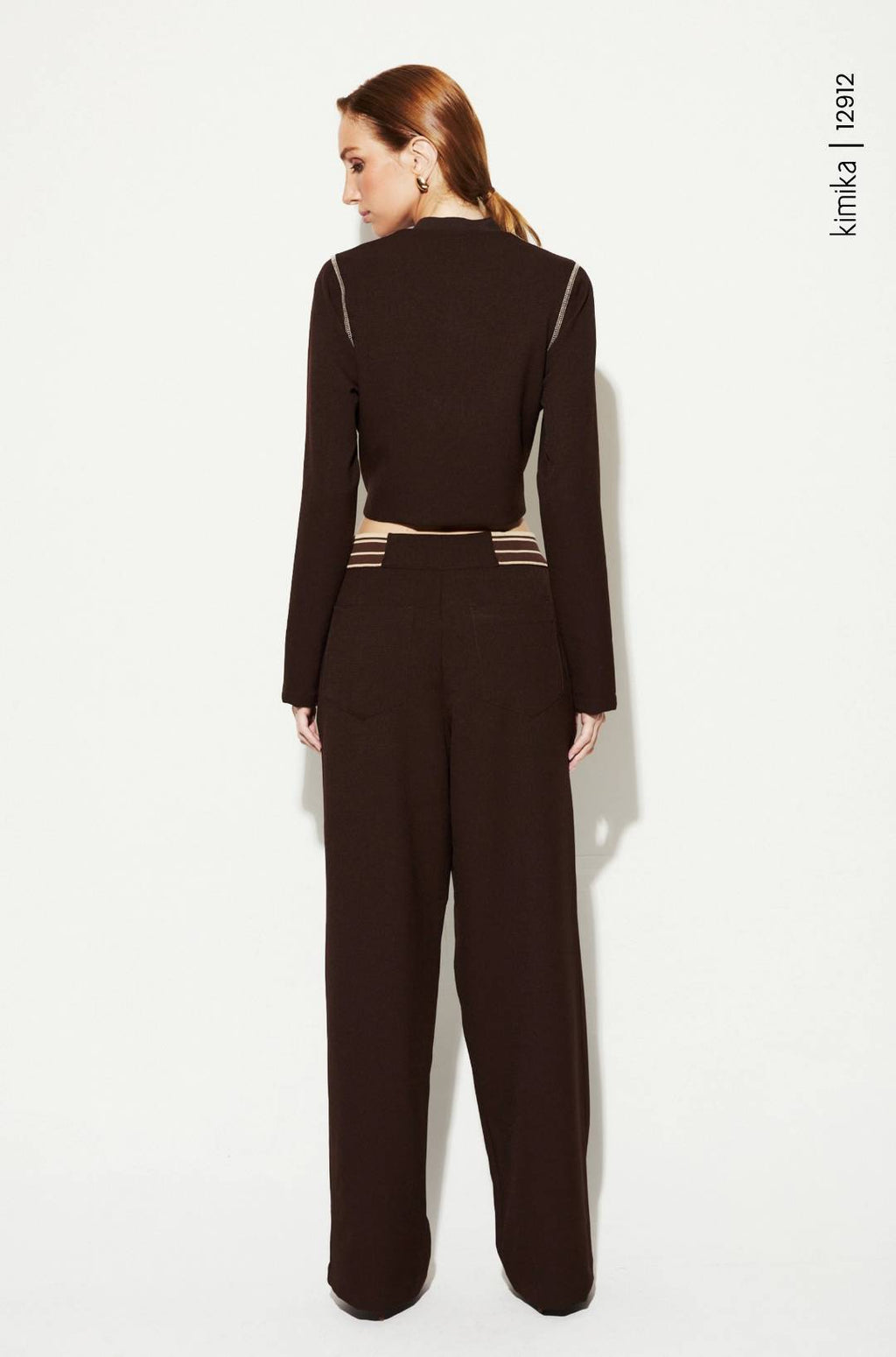 Conjunto de calça e jaqueta marrom