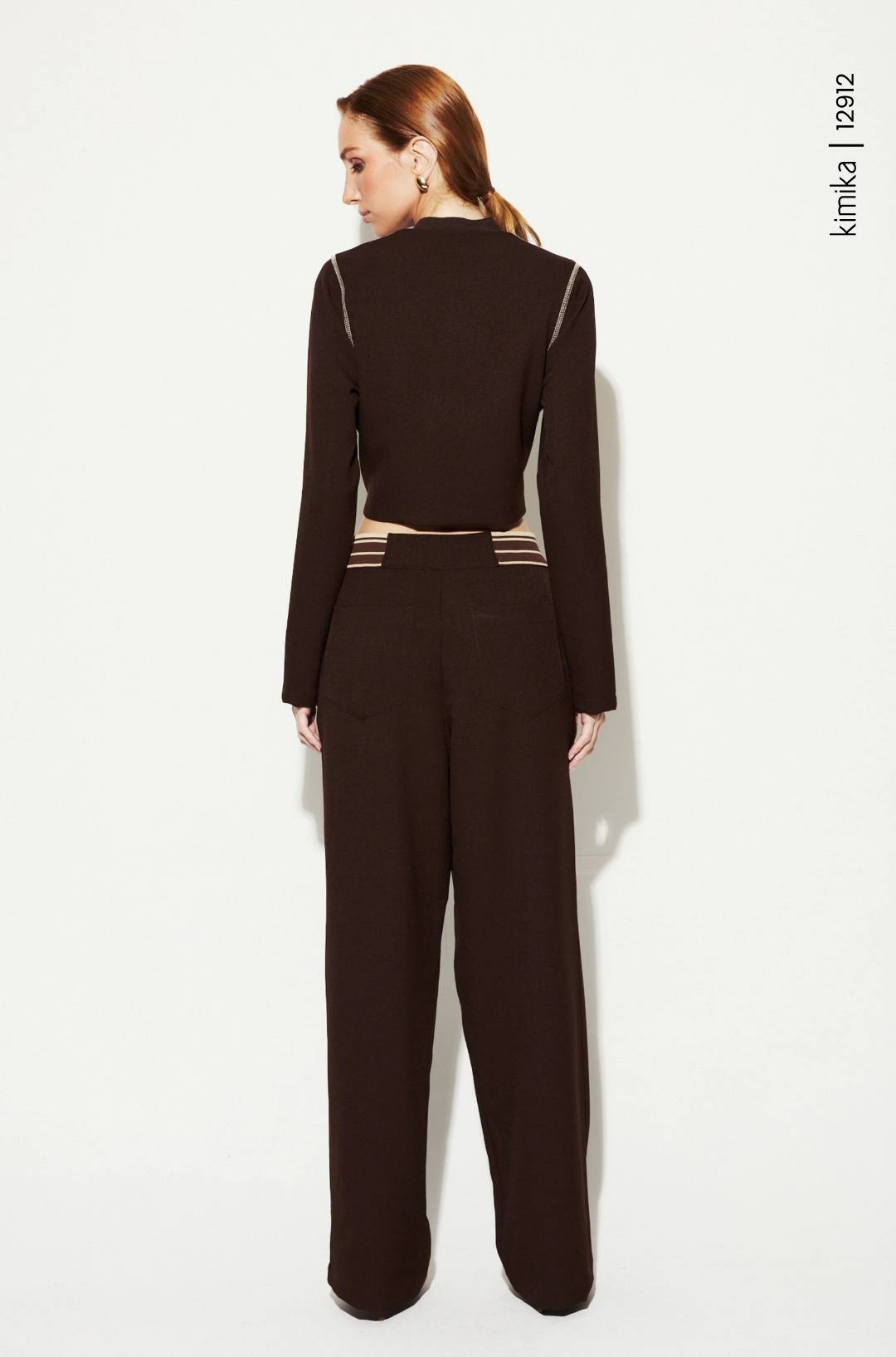 Conjunto de calça e jaqueta marrom