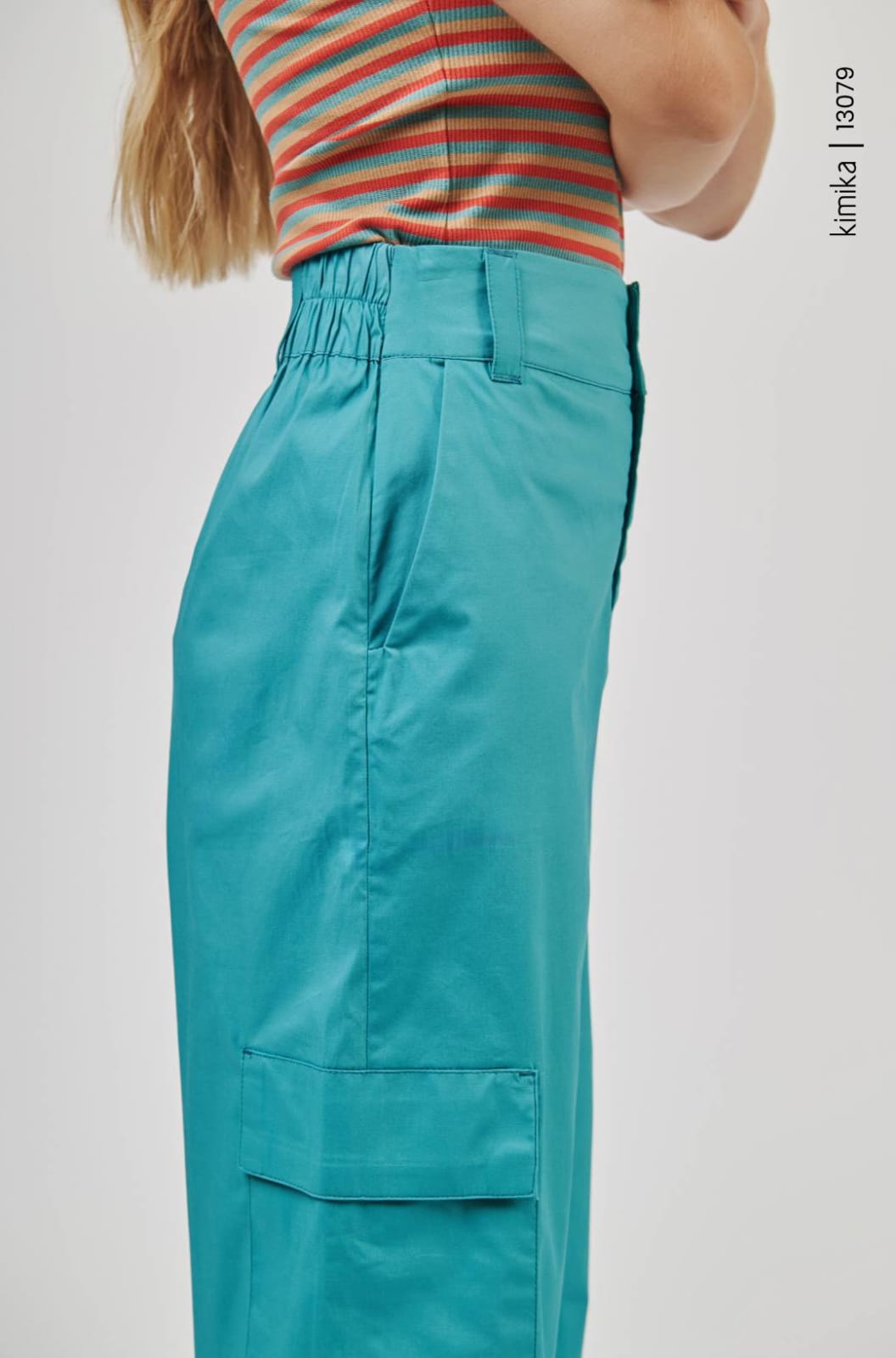 Conjunto de calça azul e blusa em malha listrada