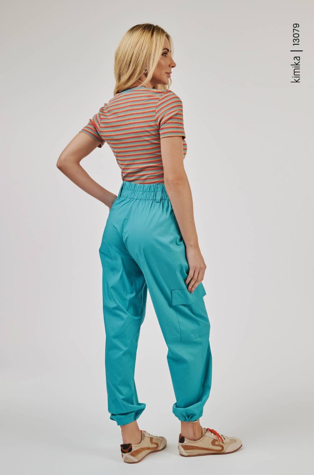 Conjunto de calça azul e blusa em malha listrada